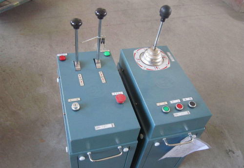 QT104型起重機(jī)聯(lián)動(dòng)臺